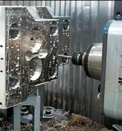 Moderner Maschinenpark mit hochpräzisen CNC-Bearbeitungsmaschinen – ITB Innovation