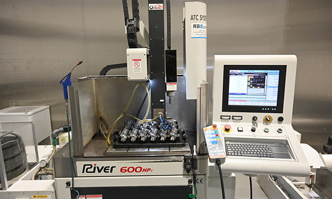 Werkstatt – Maschinen für das Mikrobohren mittels Elektroerosion